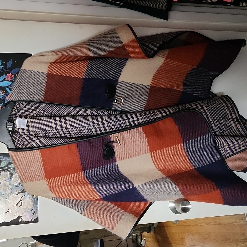 5/$25 Liz Claiborne Houndstooth Cape with Toggle